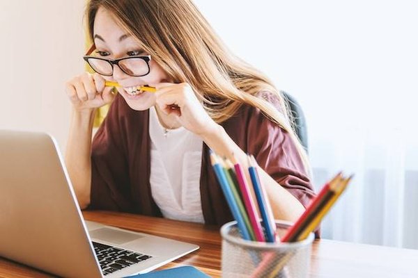 Comment comparer et choisir le meilleur prêt étudiant selon son montant, sa durée et son taux ?