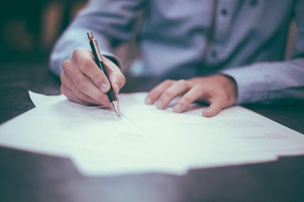 Quels sont les risques et les précautions du consommateur et de l'organisme de crédit pour un prêt relai ?